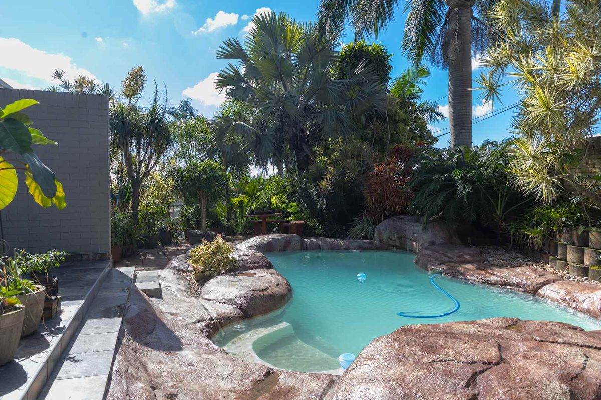 Beautiful 3-Bedroom Home with 2 Garden Cottages in Prime Escombe Location - Photo 3