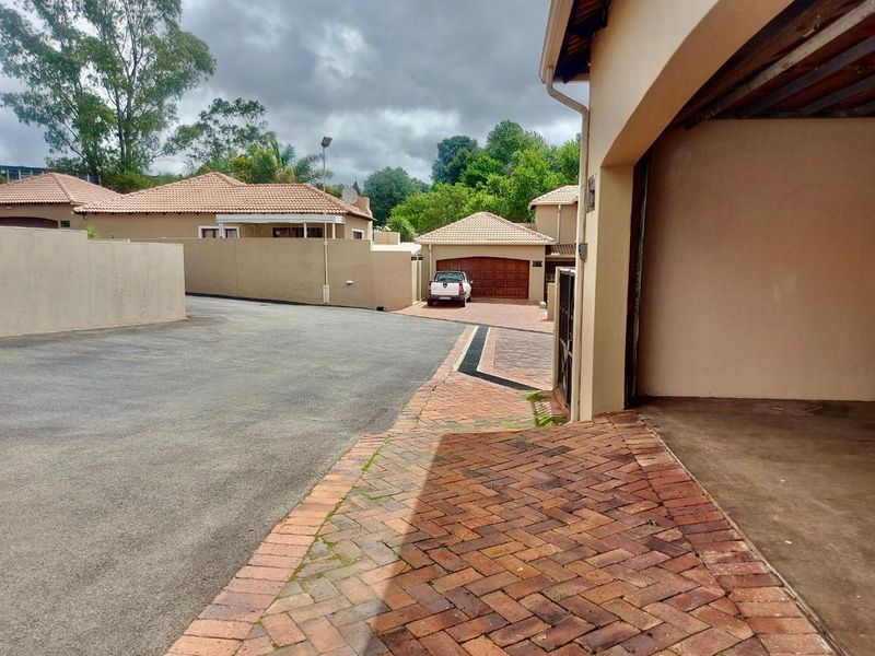LOVELY CLUSTER IN QUIET ESTATE - Photo 3