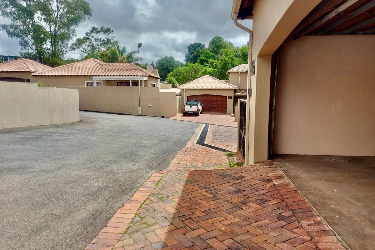 LOVELY CLUSTER IN QUIET ESTATE - Photo 3