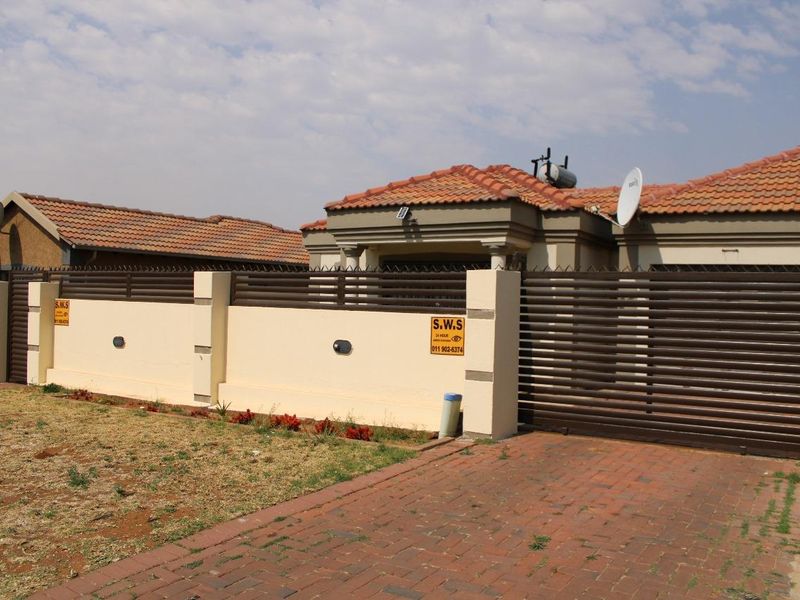 STUNNING FAMILY HOME: ITS A MUST SEE. - Photo 2