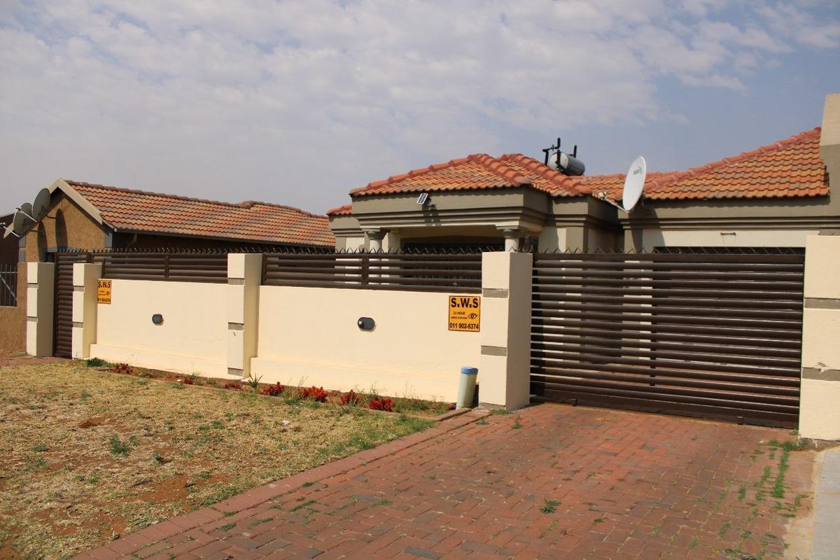 STUNNING FAMILY HOME: ITS A MUST SEE. - Photo 2