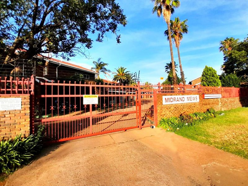 Stunning home near the OR International Airport - Photo 3