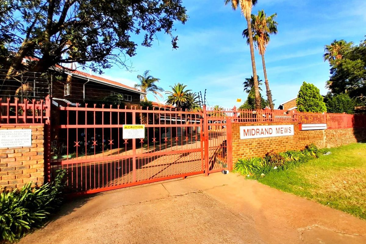 Stunning home near the OR International Airport - Photo 3