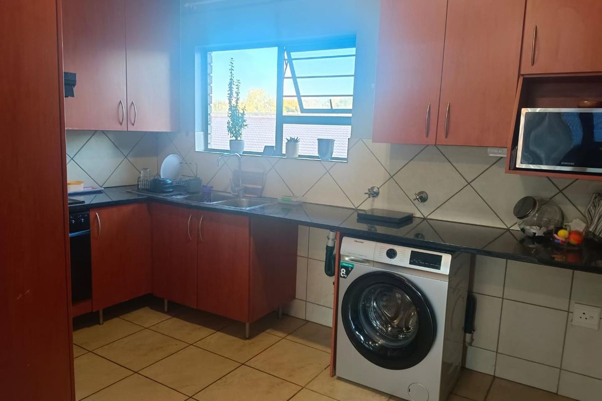 Three bedroom upstairs unit - Photo 3