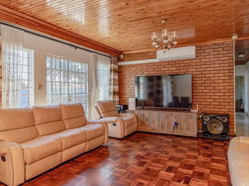 Gorgeous 5 Bedroom home - Photo 5