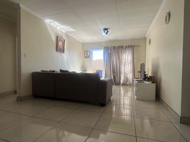 Sole mandate. Discover this exceptional first-floor apartment, ideally situated near premier shopping centers and top-rated schools. - Photo 3