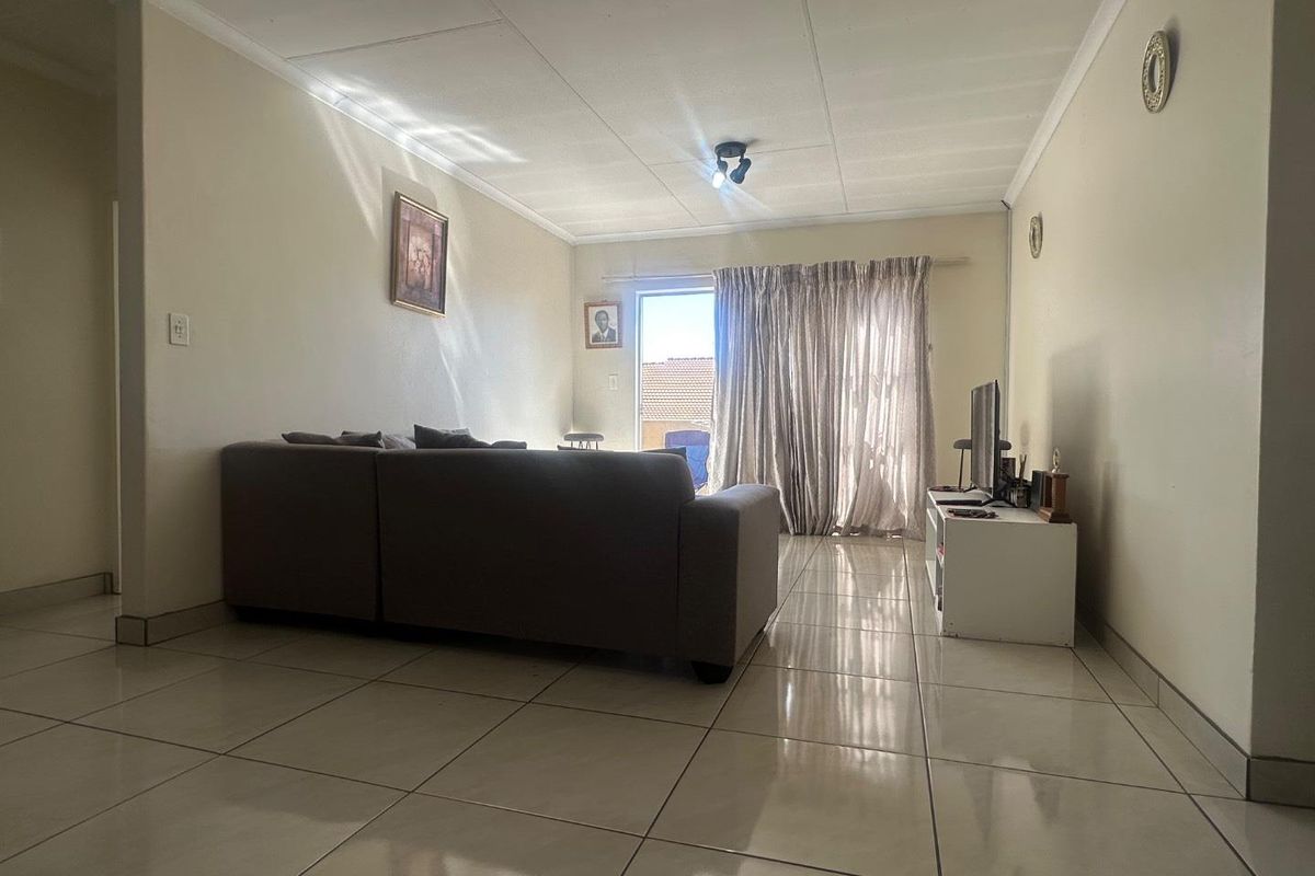 Sole mandate. Discover this exceptional first-floor apartment, ideally situated near premier shopping centers and top-rated schools. - Photo 3