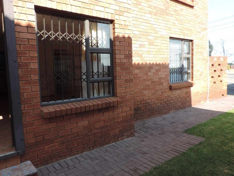 Secure and stylish 2 bedroomed unit - Photo 6