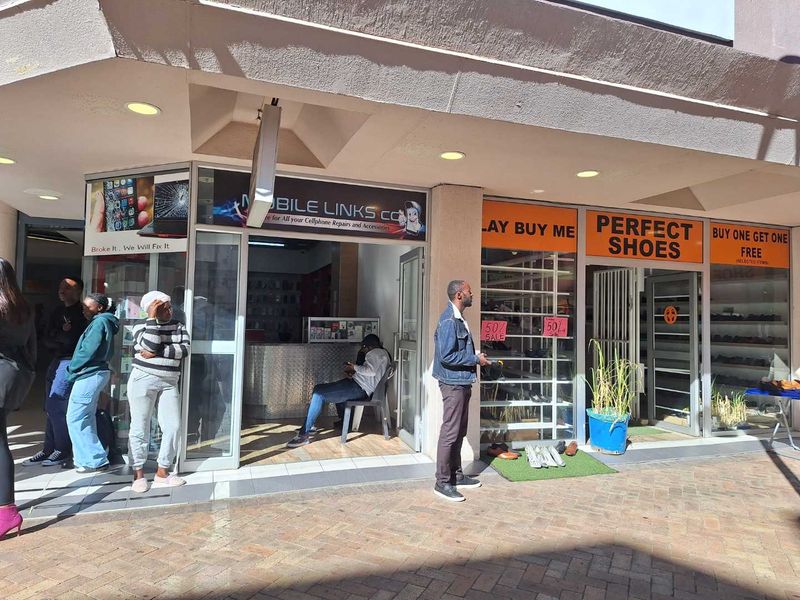 Retail shop for rent in the Centre of Town-Channel life - Photo 2