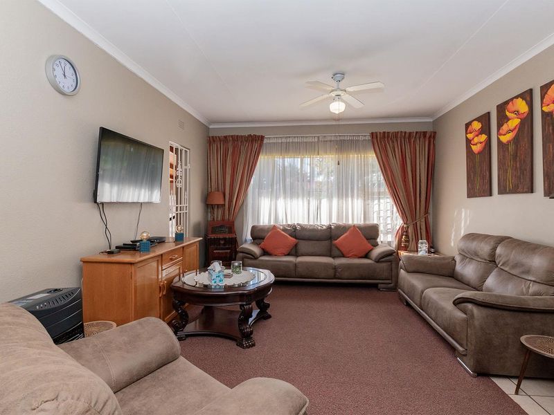 Spacious 3-Bedroom Townhouse with Entertainment Area in Norkem Park - Photo 6