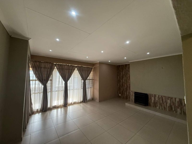 Family Home for Rent – Prime Location Near Helderkruin Laerskool! - Photo 8
