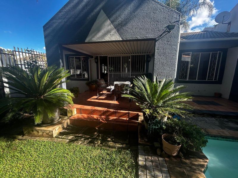 Front-Row Living Meets Private Luxury - Photo 2