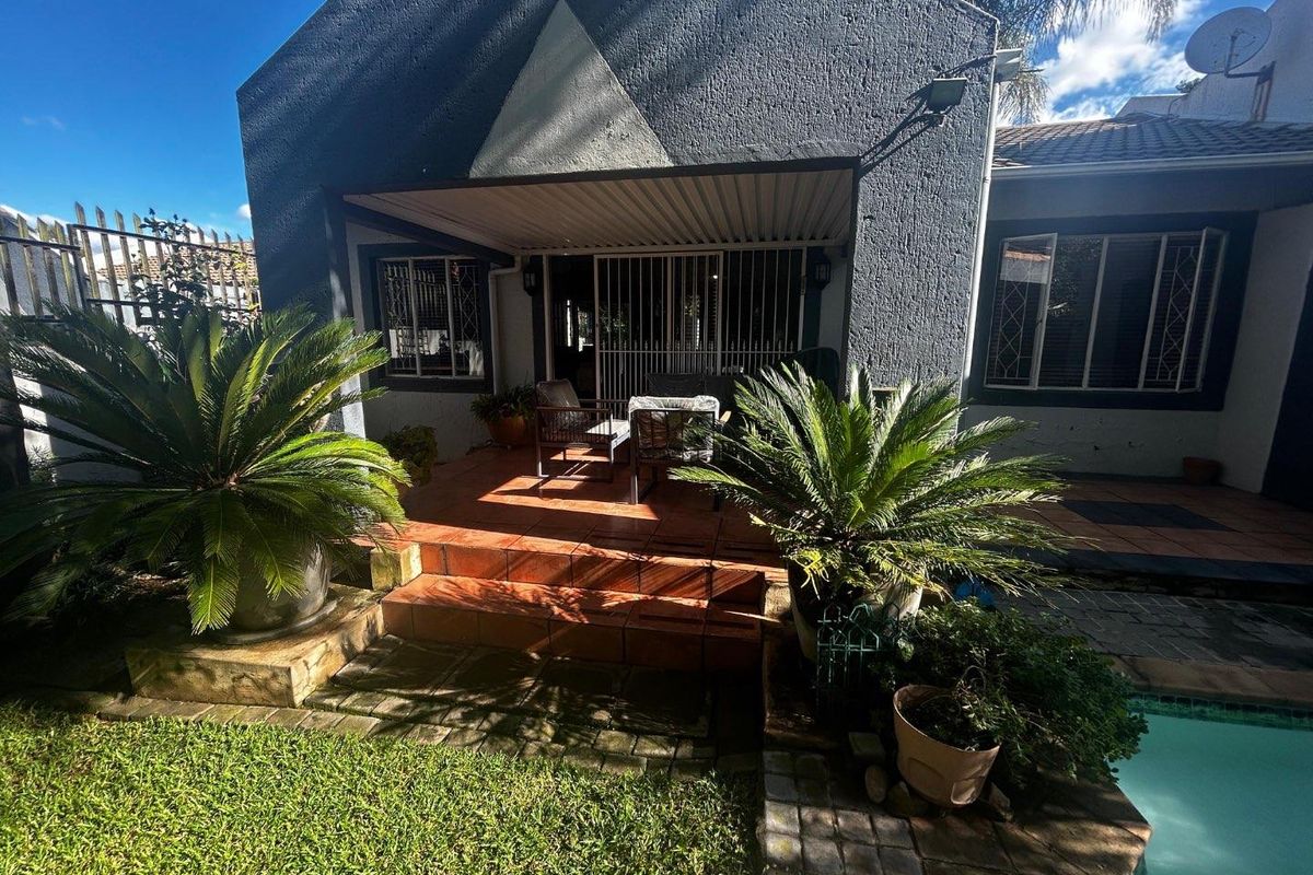 Front-Row Living Meets Private Luxury - Photo 2