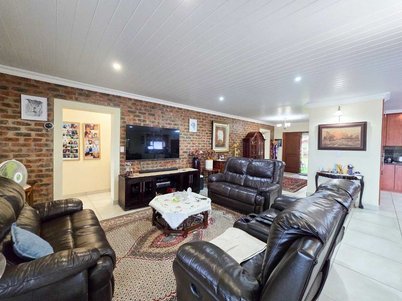 Neat family home for sale in Stilbaai-Wes. - Photo 10