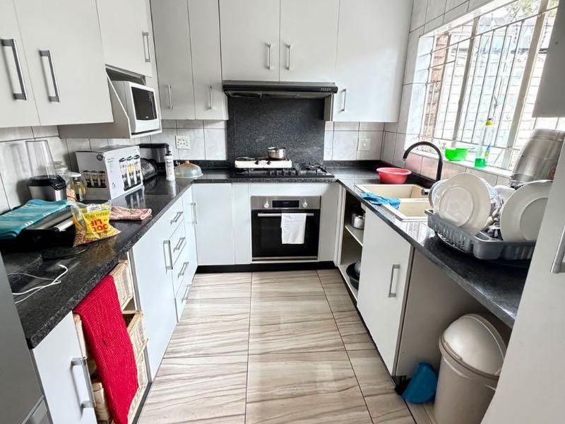 Spacious Bedrooms with Stylish Finishes in The Fountains - Photo 3