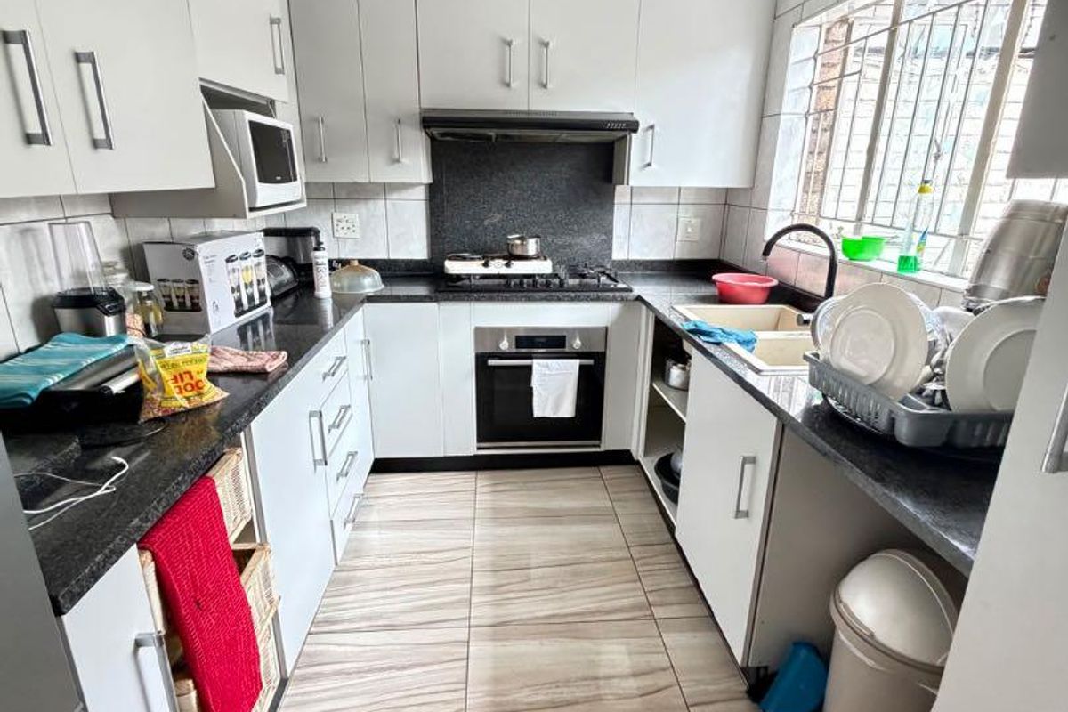 Spacious Bedrooms with Stylish Finishes in The Fountains - Photo 3