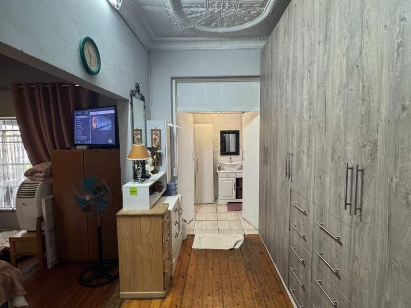 Huge Family Home with 2 bedroom Flat for sale - Photo 7