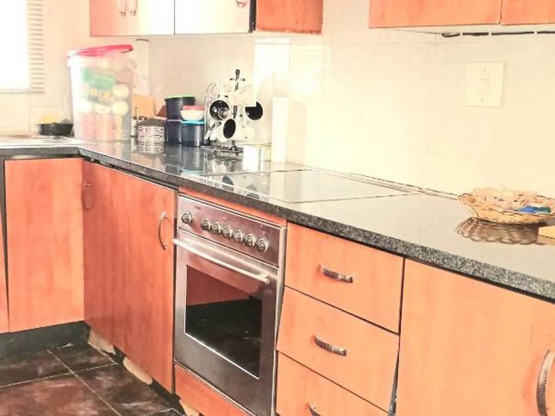 Spacious 3 Bedroom Apartment - Photo 2