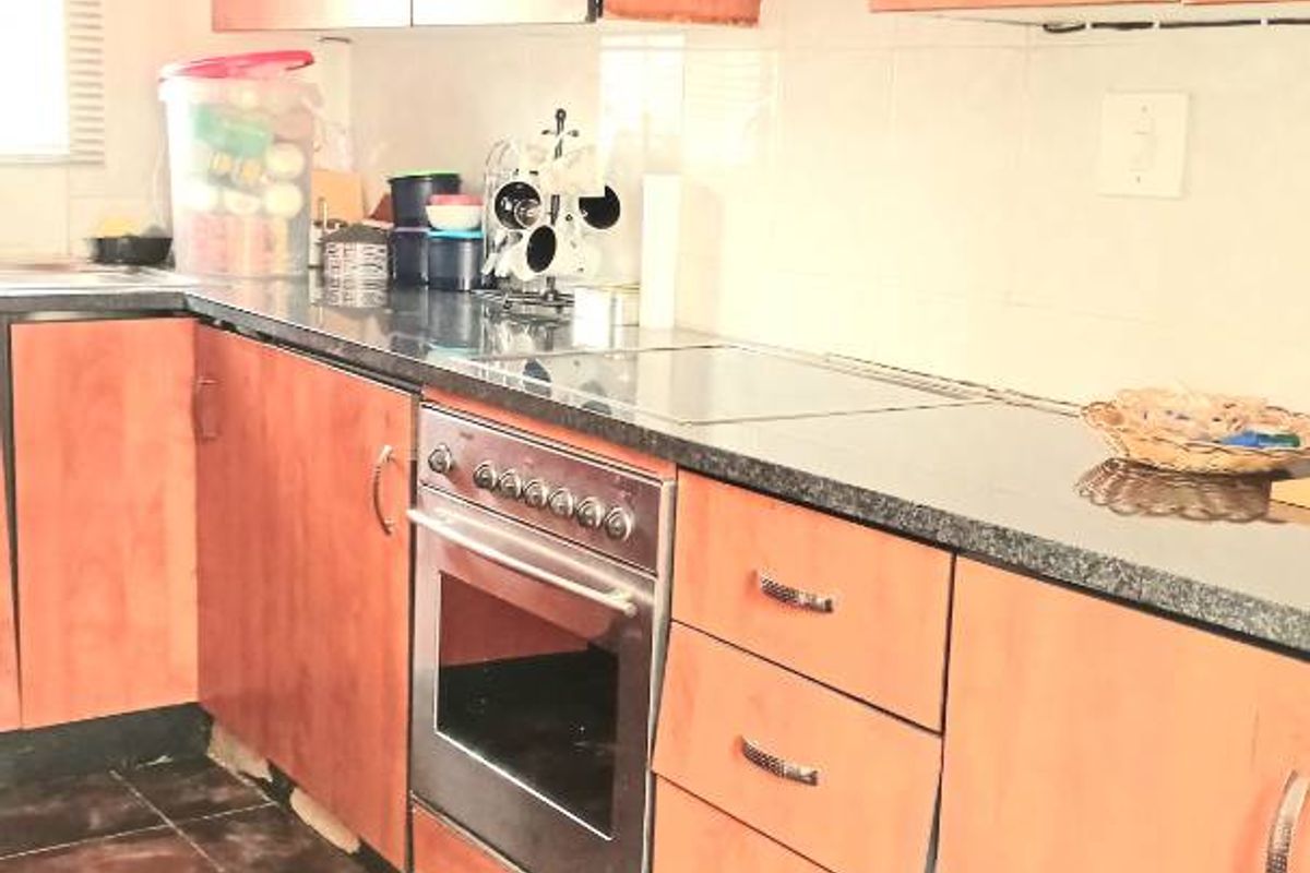 Spacious 3 Bedroom Apartment - Photo 2