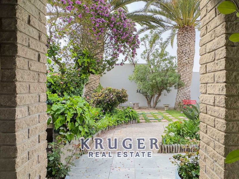 🌿 3-bedroom Family Home with flat for Sale in Ocean View! - Photo 8