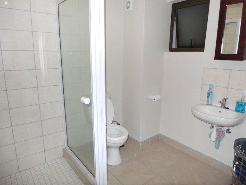 Apartment in Town Centre close to all amenities. - Photo 5