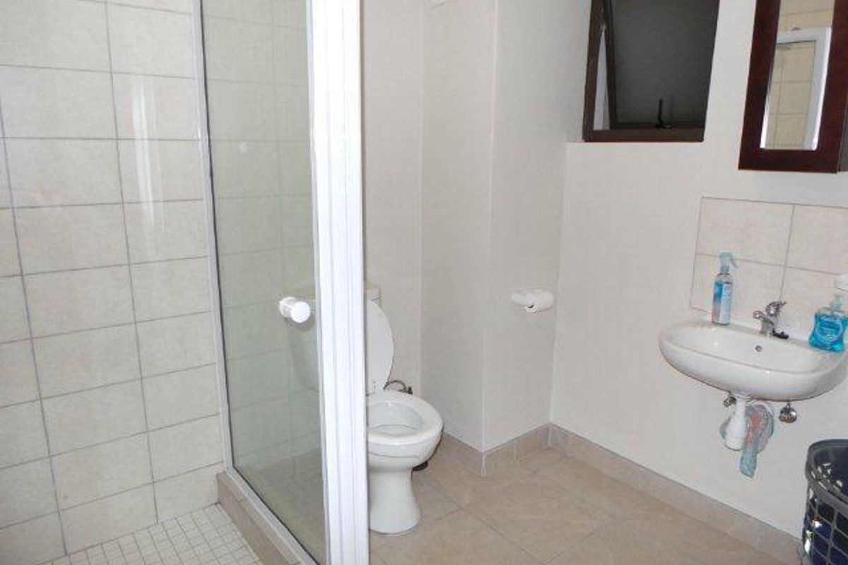 Apartment in Town Centre close to all amenities. - Photo 5