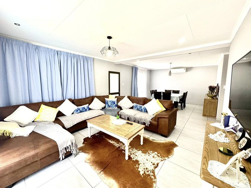 4 Bedroom House For Sale in Elisenheim - Photo 5