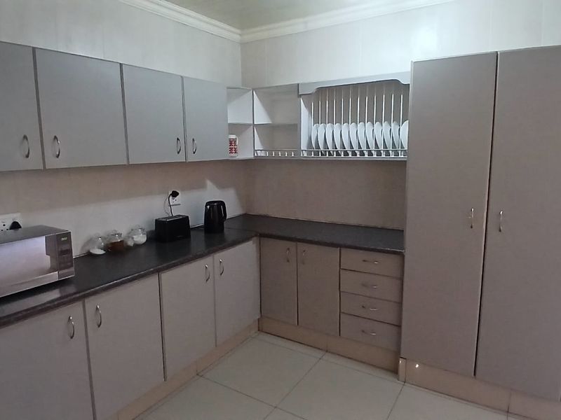 4 Bedroom family home to rent in Fichardtpark - Photo 3