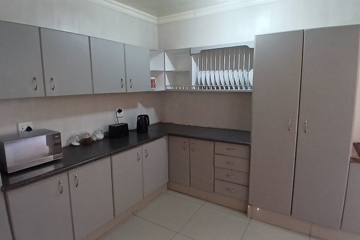 4 Bedroom family home to rent in Fichardtpark - Photo 3