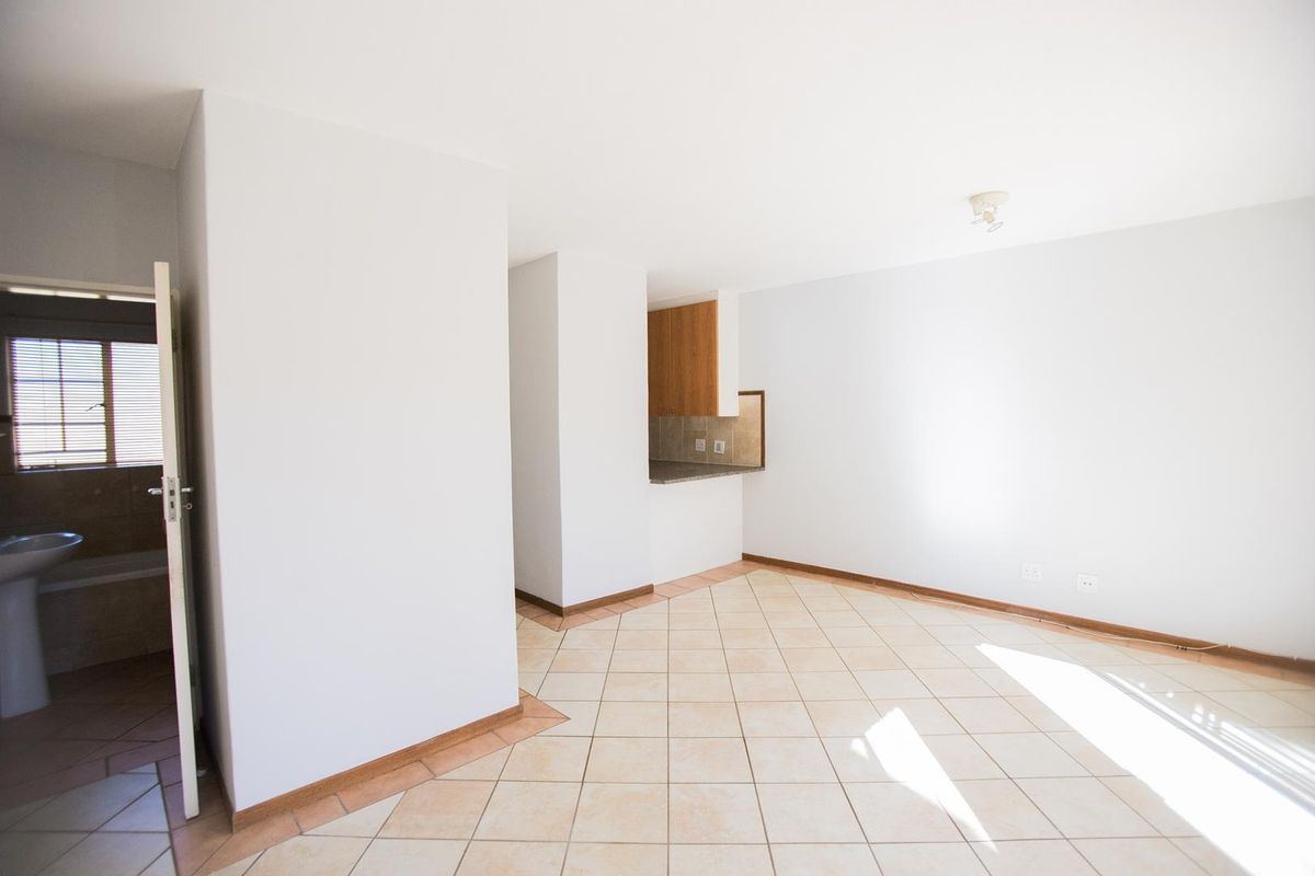 Exclusive Mandate | 2 Bed and 1 Full Bath ,Paarlberg Estate, Equestria - Photo 5