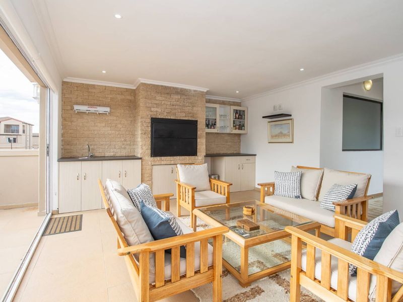 Immaculate West-Facing Townhouse in The Stableyard, Royal Ascot Estate! - Photo 4