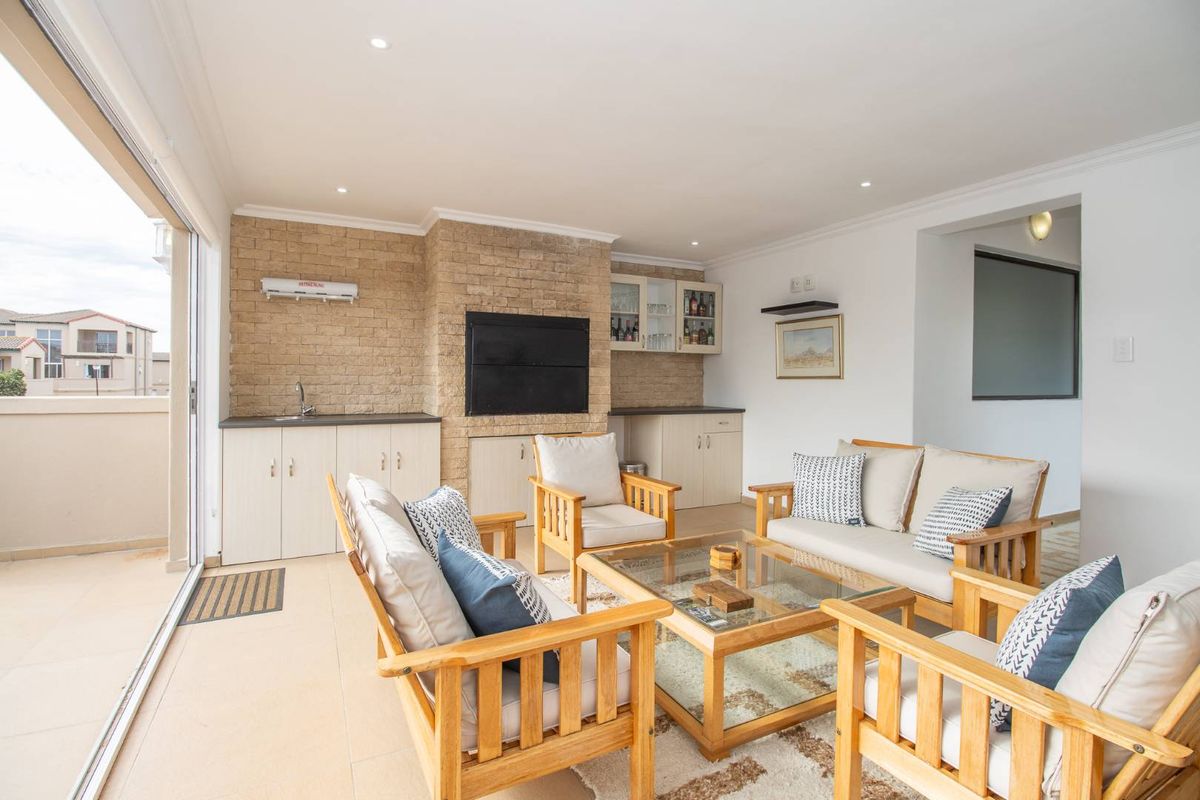 Immaculate West-Facing Townhouse in The Stableyard, Royal Ascot Estate! - Photo 4
