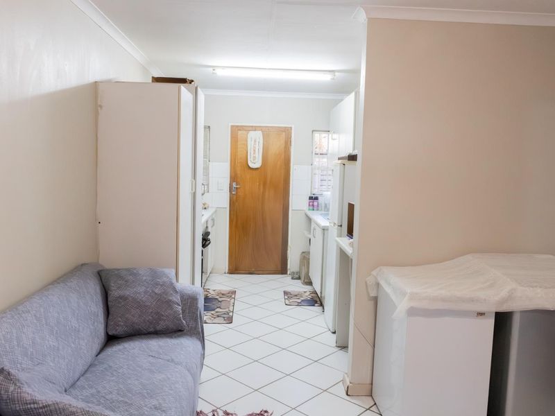 FOR SALE: 2-Bedroom Simplex in Moreleta Park - Photo 4