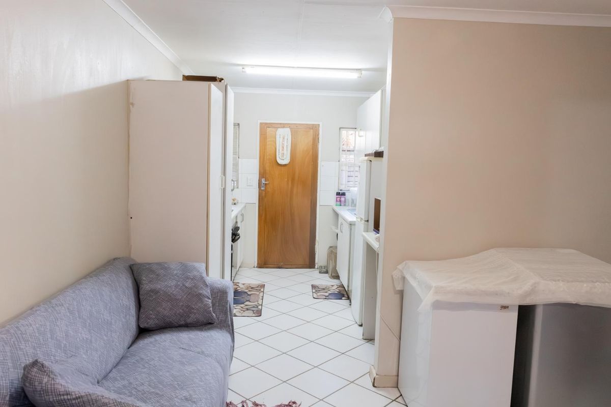 FOR SALE: 2-Bedroom Simplex in Moreleta Park - Photo 4