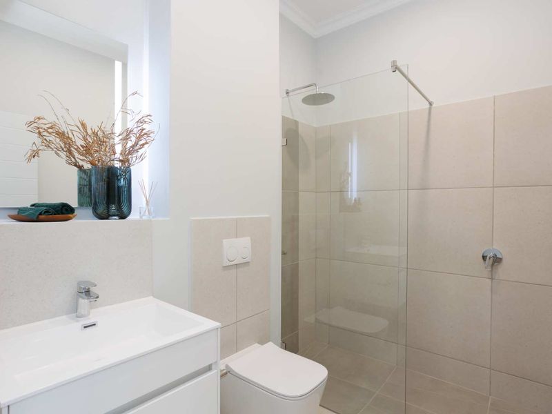 Elegant Two-Bedroom Luxury Suite with Simonsberg Views at Val de Vie Evergreen - Photo 10