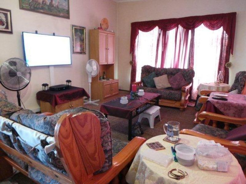 Spacious Family Home close to all Amenities - Photo 7