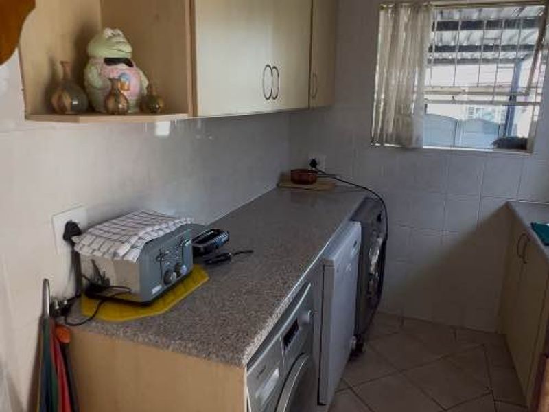 Stunning 1700m2 Entertainer's Dream with 1-Bed Cottage & Solar Pool in Brackenhurst - Photo 8