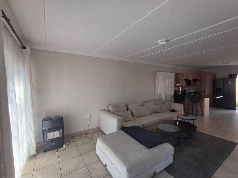 3 Bedroom 2.5 Bathroom For Sale - Photo 4