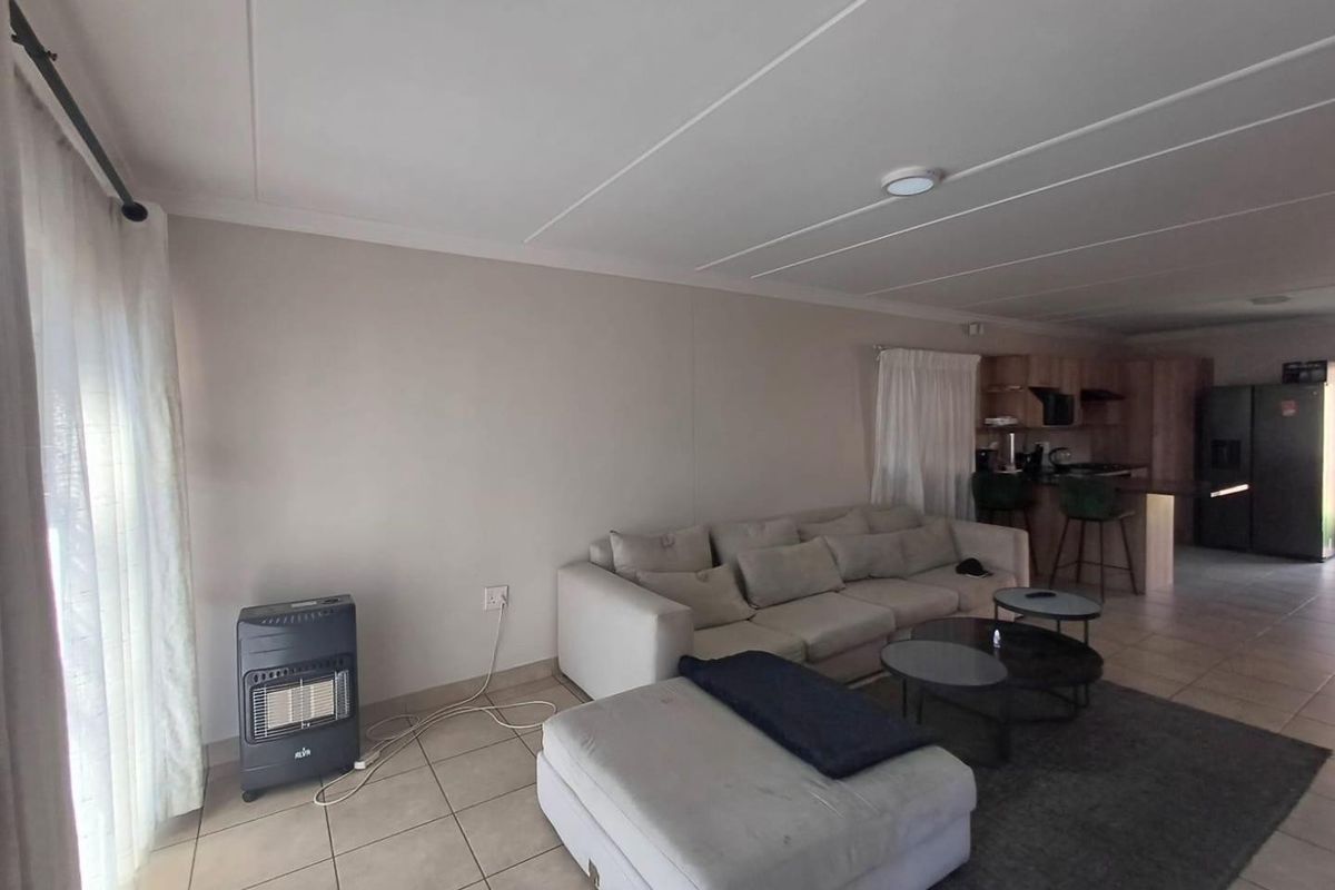 3 Bedroom 2.5 Bathroom For Sale - Photo 4