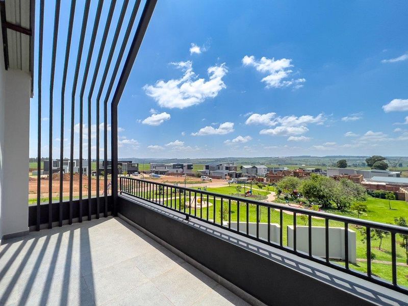 Eco-Conscious Luxury with Modern Views & Family Comfort - Photo 3