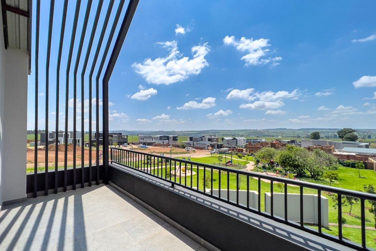 Eco-Conscious Luxury with Modern Views & Family Comfort - Photo 3