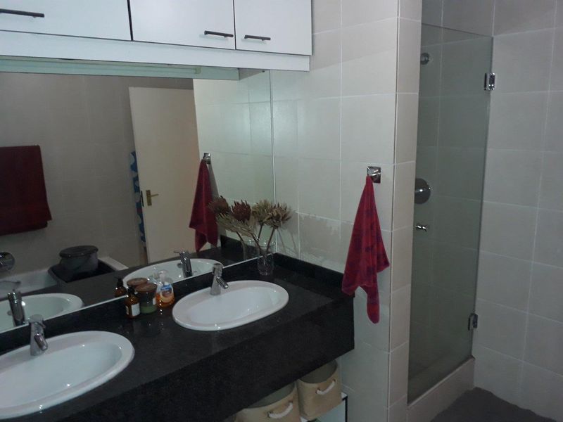 Spacious Bedroom & Modern Bathroom in Quiet Complex - Photo 5