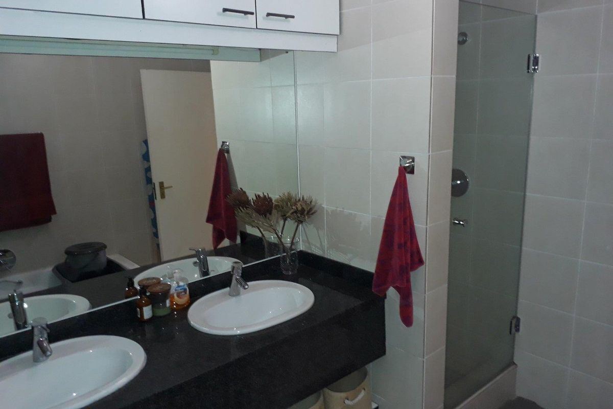 Spacious Bedroom & Modern Bathroom in Quiet Complex - Photo 5