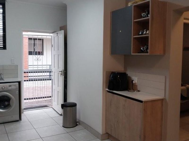Modern 2-Bedroom Ground Floor Apartment to rent in East Glen Vredekloof Heights Brackenfell - Photo 4