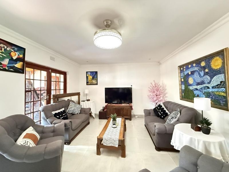 This isn’t just a family home... it’s THREE in one! - Photo 4