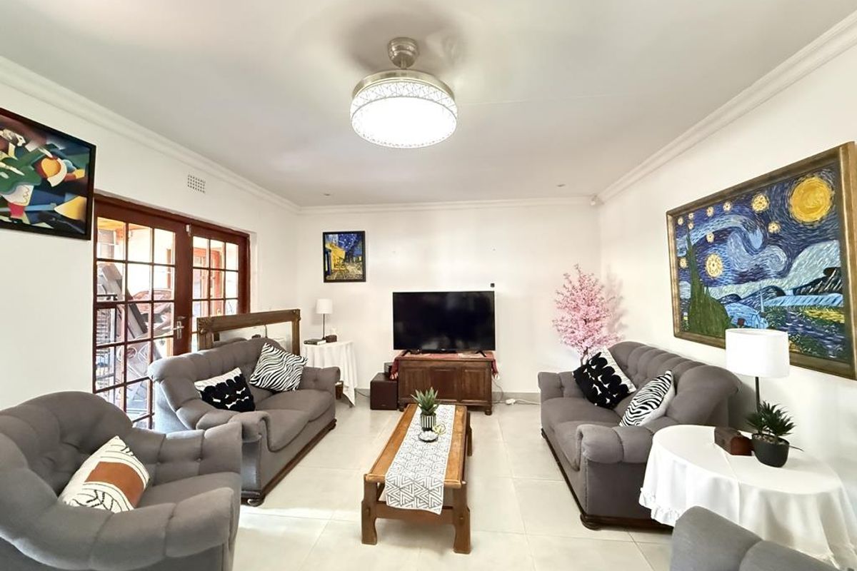 This isn’t just a family home... it’s THREE in one! - Photo 4