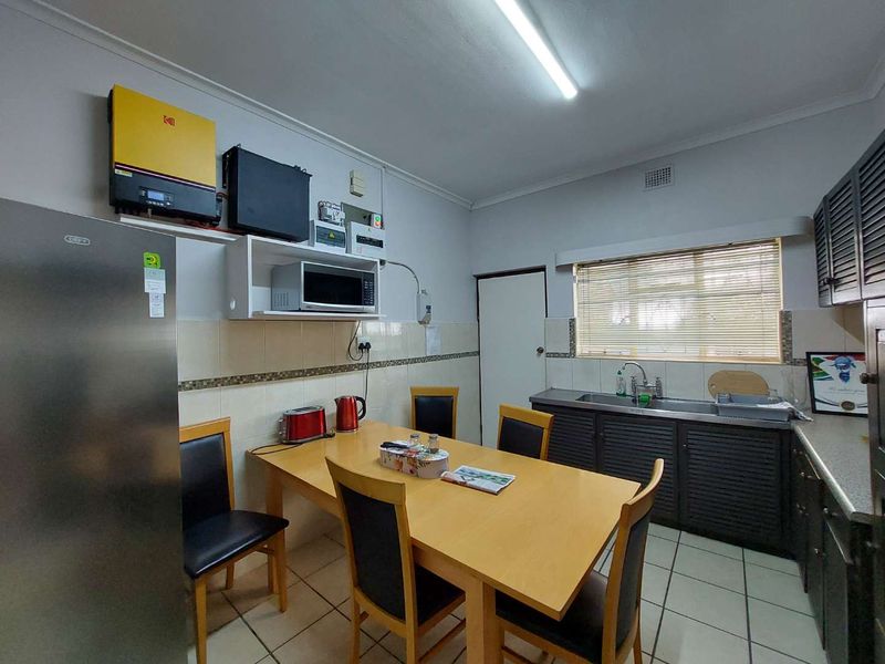 Room Available for Health Professional - Photo 4