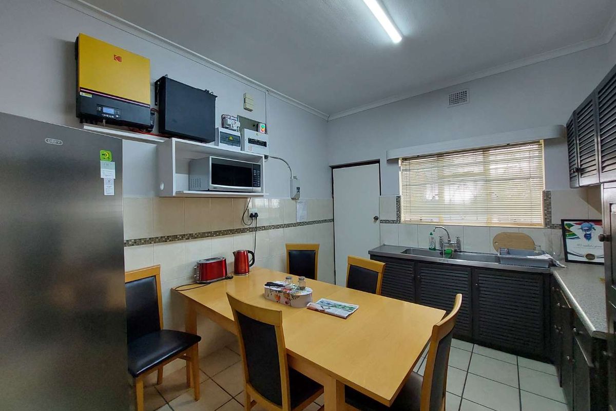 Room Available for Health Professional - Photo 4