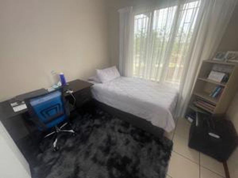 Spacious 3-Bed Family Home Near Top Schools & Shopping - Photo 8