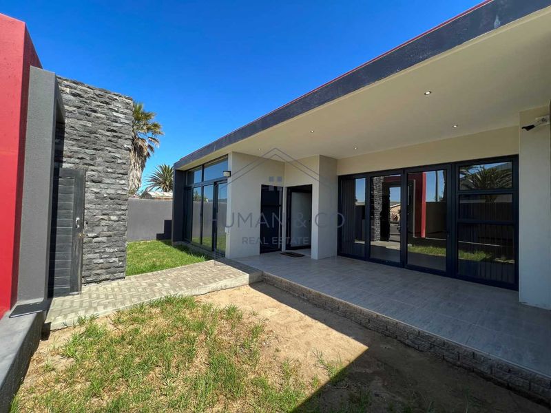 MAGNIFICENT AND BUILT TO PERFECTION 6 BEDROOM HOUSE FOR SALE Ultra modern 6 Bedroom House in Meersig - Photo 2